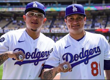 Los mexicanos Julio Urías y Víctor González presumen su anillo de campeonato