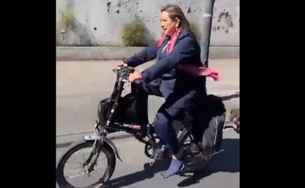 VIDEO Xóchitl Gálvez llegó al INE en bicicleta a registrarse como candidata a la Presidencia
