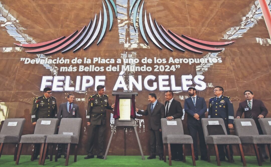 La ceremonia fue encabezada por el gobernador Julio Menchaca (der.) y Gustavo Vallejo, comandante del Agrupamiento de Ingenieros Felipe Ángeles. Foto Especial