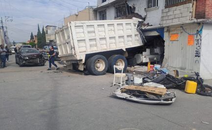 Camión de volteo pierde los frenos, arrolla a dos personas y se impacta en fachada de casa en Tultitlán