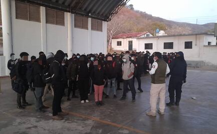 INM asegura a 119 migrantes que viajaban en un camión y una camioneta en Oaxaca
