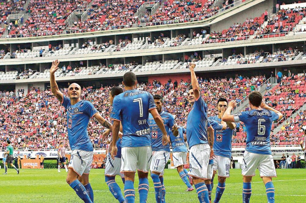 Los jugadores de Cruz Azul agradecen al poco público de La Máquina que asistió ayer al estadio Omnilife y presenció la caída de Chivas en casa, para ser el sotanero de la tabla de cocientes (RUBÉN ESPINOSA. IMAGO7)