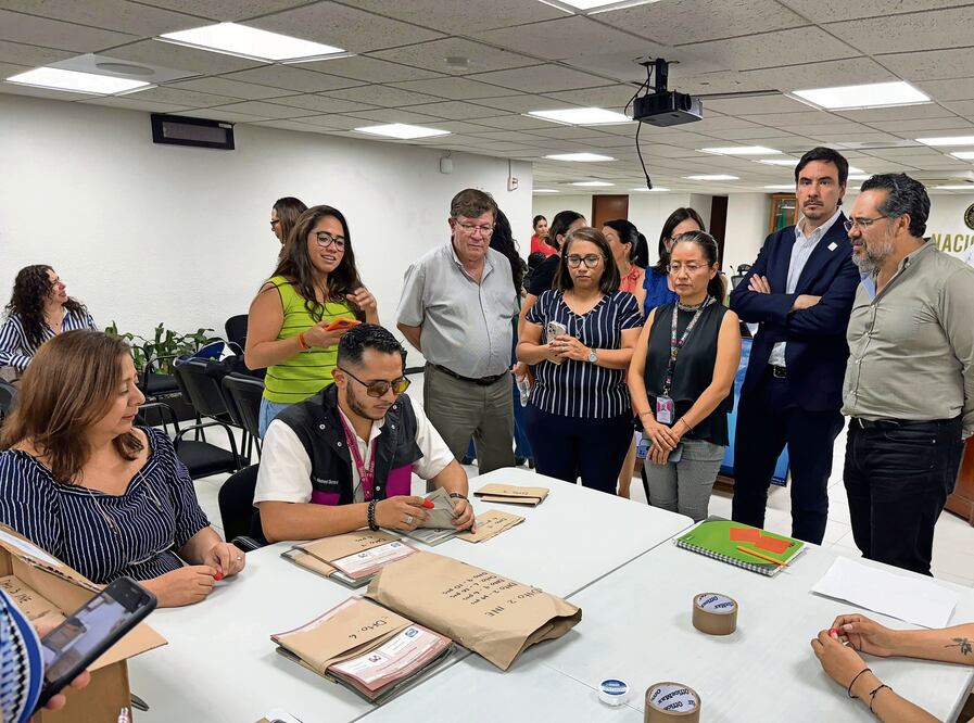 La documentación consiste en urnas, boletas y sobres
para el voto anticipado del 6 al 20 de mayo. Foto Especial