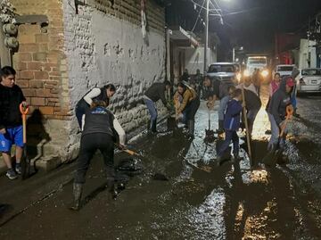 Amecameca inicia limpieza tras desbordamiento de lodo volcánico