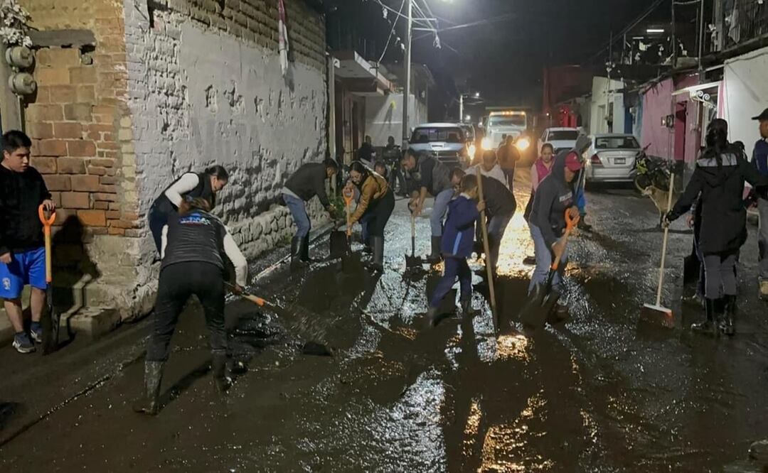 Amecameca inicia limpieza tras desbordamiento de lodo volcánico. Foto: Especial