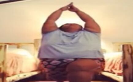 "Mujer de talla grande" sorprende en redes al hacer yoga