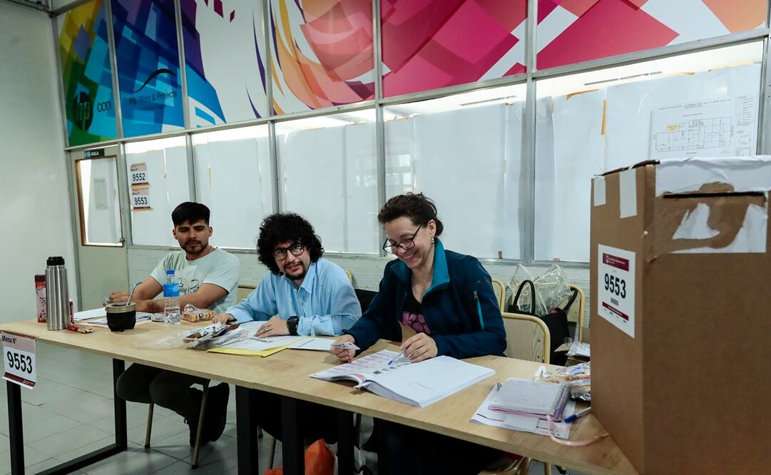 BUENOS AIRES, 22 octubre, 2023 (Xinhua) -- Funcionarios electorales laboran durante las elecciones generales en un centro de votación, en Buenos Aires, Argentina. (Xinhua/Luciano González Torres) (mz) (rtg) (da)