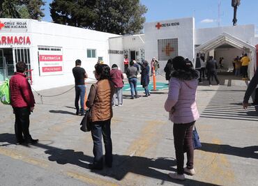 Trabajadores municipales deambulan en Toluca en busca de pruebas rápidas de Covid-19