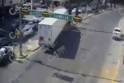 Tráiler salta camellón y se impacta con vehículos en León