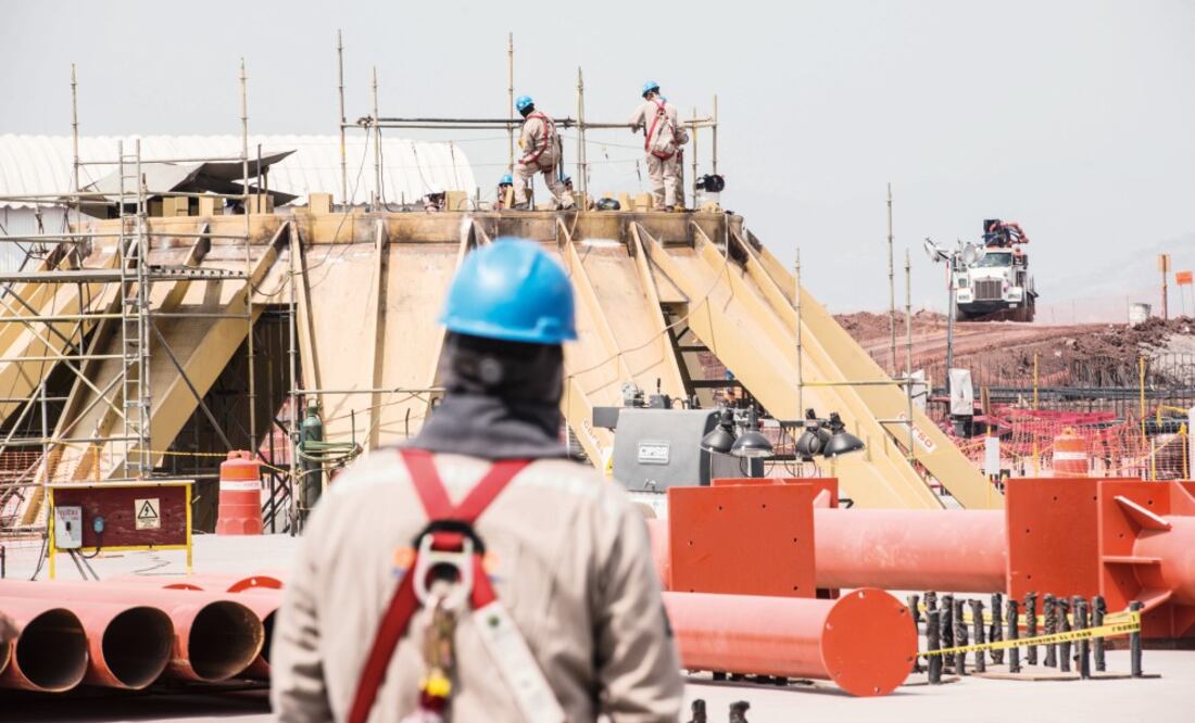 Trabajos en el predio donde se ubicará el nuevo aeropuerto. Standard and Poor ’s considera difícil que se cancele la obra por los avances que tiene. (ARCHIVO EL UNIVERSAL)