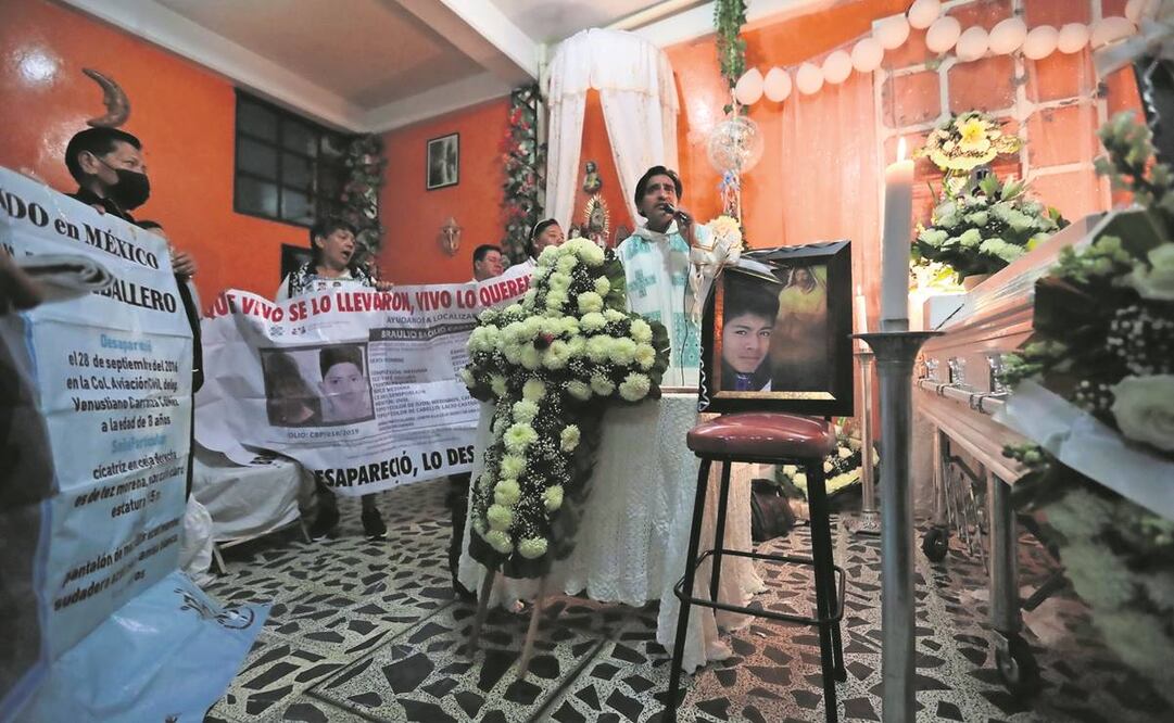 El ataúd estuvo rodeado de flores, globos blancos y fotografías; los familiares exigieron justicia por la muerte del adolescente. Foto: Ernesto Álvarez/EL UNIVERSAL