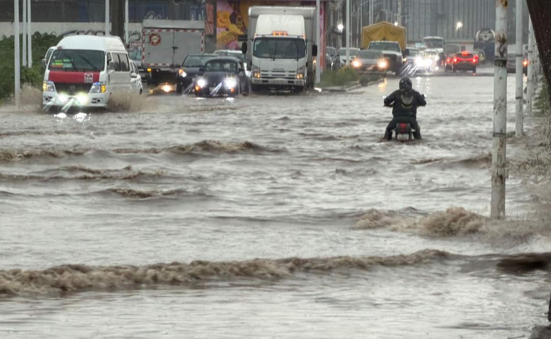 La lluvia que cayó la tarde de este miércoles dejó afectaciones viales en los municipios de Coacalco, Tultitlán y Tultepec. Foto: Especial.