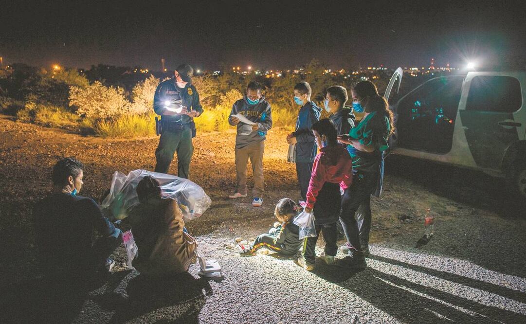 Migrantes, al ser procesados por la Patrulla Fronteriza, en Roma, Texas. Foto: Brandon Bell/ AFP.