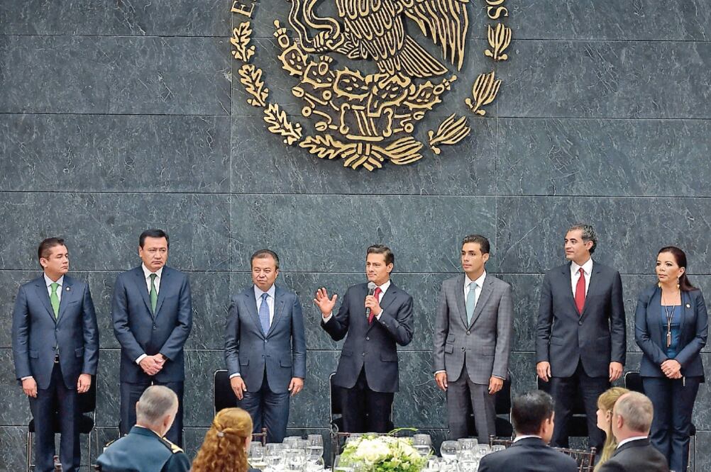 Integrantes del gabinete, dirigentes priístas y líderes parlamentarios se reunieron con Peña Nieto con motivo del segundo año de trabajo de la 63 Legislatura (FOTO: PRESIDENCIA)