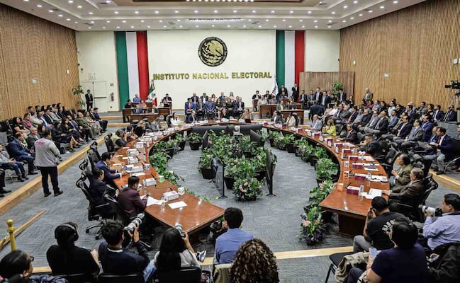 INE rechaza discutir lineamientos para regular campañas adelantadas; oposición reclama inacción