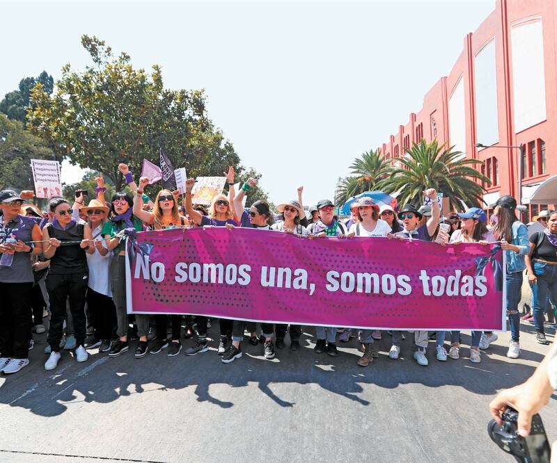 Conductoras como Adela Micha y Mónica Garza, así como actrices como Susana Zabaleta, Evangelina Martínez y Patricia Bernal se unieron a la exigencia de justicia para las mujeres violentadas en nuestro país. Foto: ADRIANA HERNÁNDEZ. EL UNIVERSAL