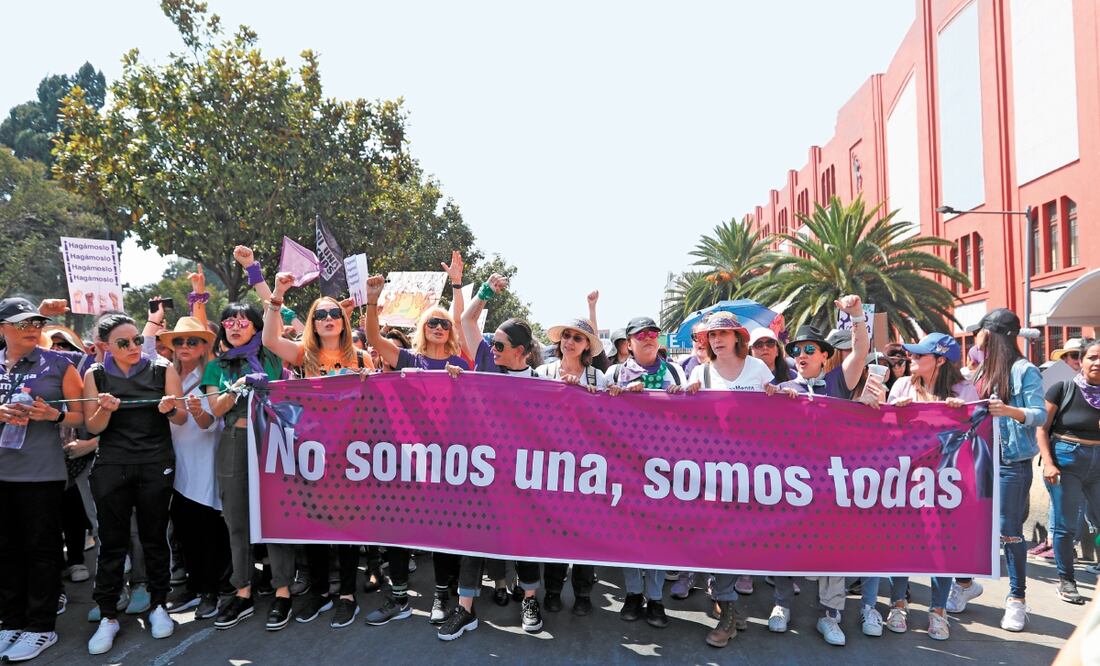 Conductoras como Adela Micha y Mónica Garza, así como actrices como Susana Zabaleta, Evangelina Martínez y Patricia Bernal se unieron a la exigencia de justicia para las mujeres violentadas en nuestro país. Foto: ADRIANA HERNÁNDEZ. EL UNIVERSAL