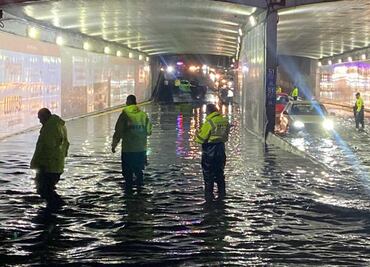 VIDEO Lluvias provocan inundación en bajo puente de Calzada de Tlalpan y Eje 5 Sur; al menos 6 autos quedan varados