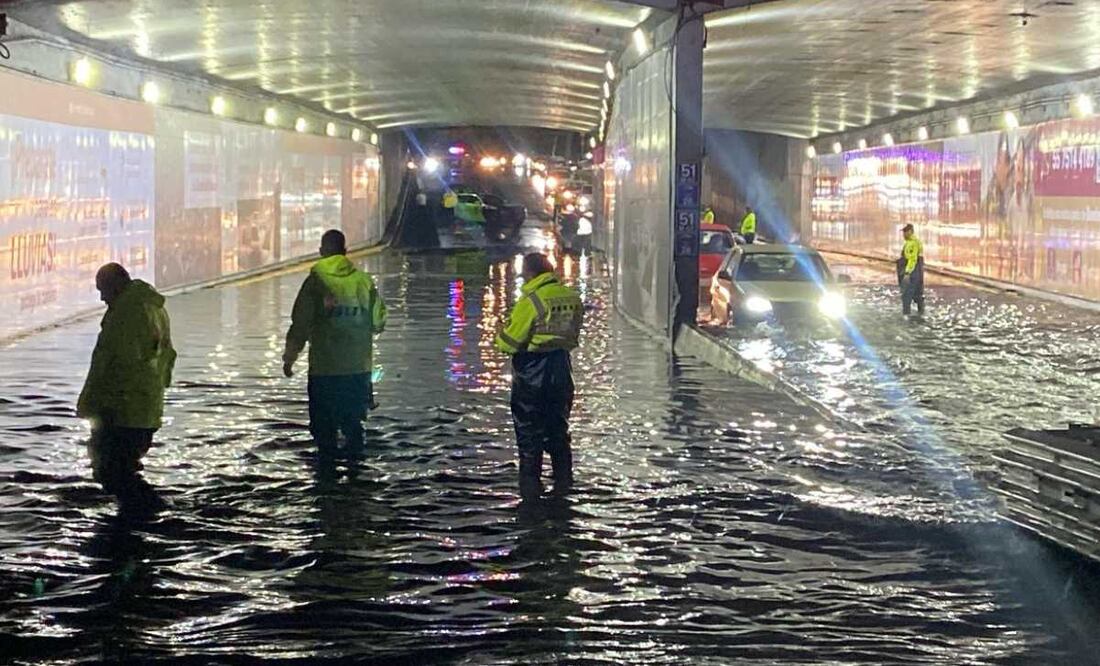 Lluvias provocan inundación en el bajo puente de Calzada de Tlalpan y Eje 5 Sur (25/06/2025). Foto: Juan Carlos Williams / EL UNIVERSAL