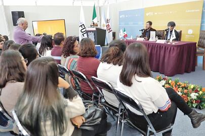 Antología de El Ilustrado llega a feria de Pachuca