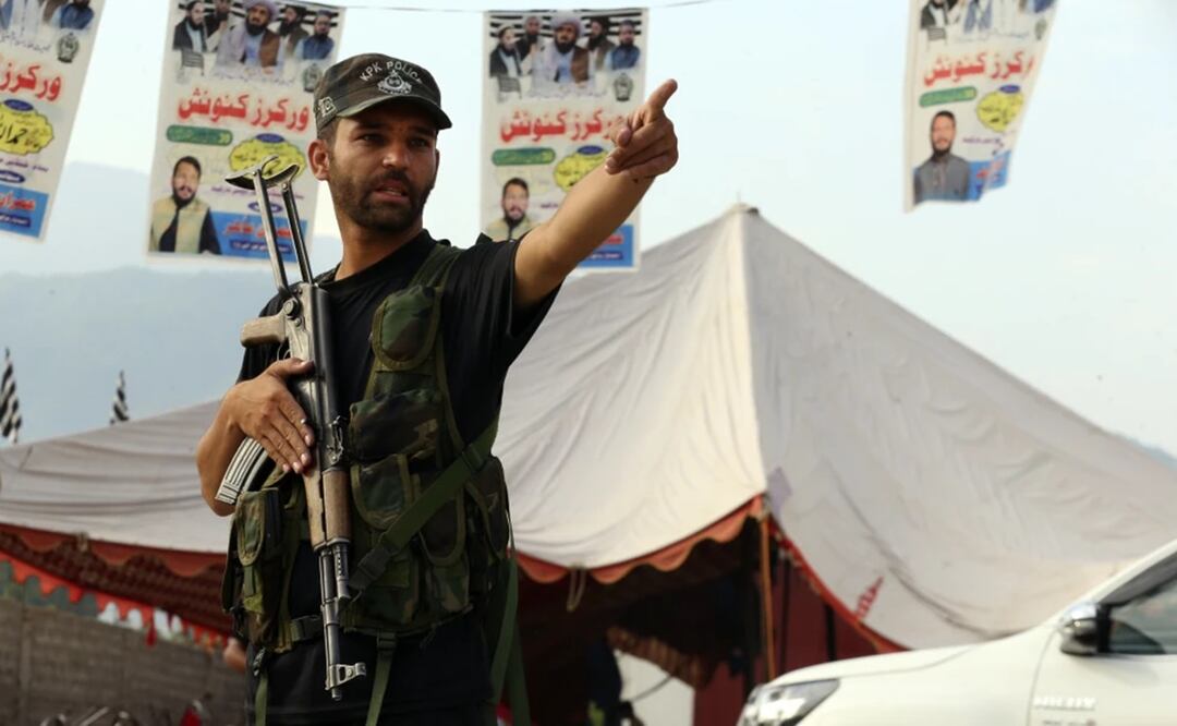 Un policía paquistaní monta guardia en el lugar donde se produjo un ataque suicida el domingo en el distrito de Bajur en Khyber Pakhtunkhwa, Pakistán, el lunes 31 de julio de 2023. Foto: AP