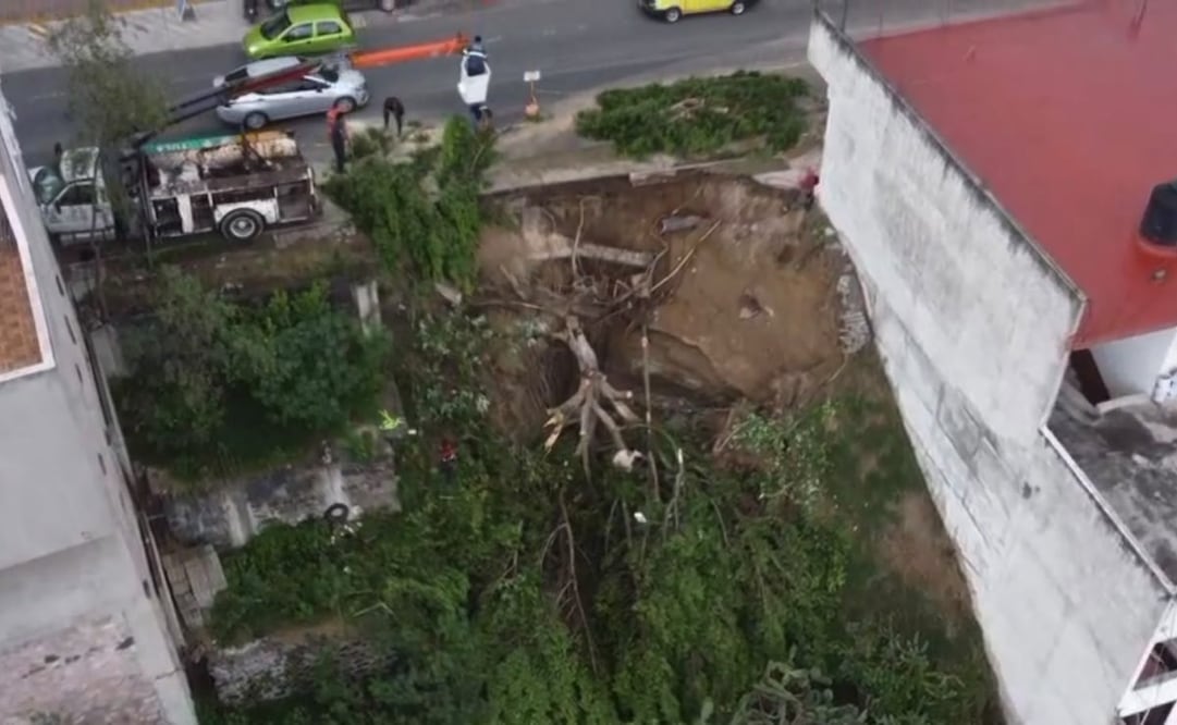 Lluvias provocan socavón en Tula, Hidalgo; al menos tres viviendas resultan afectadas.
Foto: Especial.