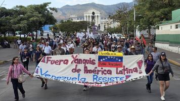 Agremiados a Sección 22 del SNTE, marchan en Oaxaca en apoyo a Venezuela; "es una solidaridad de clase, de pueblo a pueblo", dicen