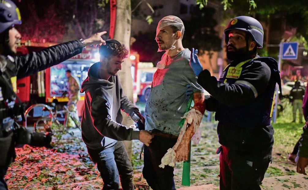 Un lesionado en el lugar del impacto directo de un misil iraní en Tel Aviv. Foto: Tomer Neuberg / AP
