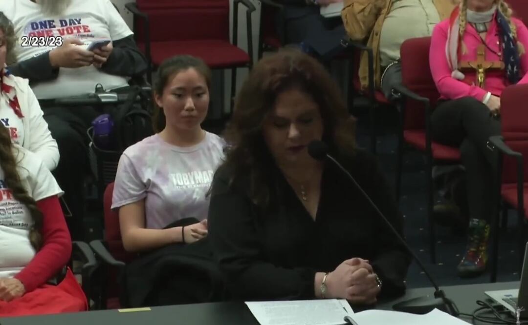 La audiencia donde fue señalada la gobernadora Katie Hobbs de supuestos nexos con el Cártel de SInaloa. FOTO: CAPTURA