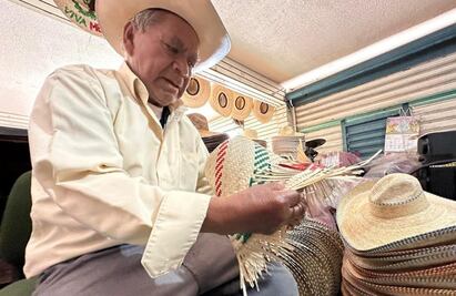 Don Crisanto tiene 80 años y sigue tejiendo sombreros de palma, tradicionales en las fiestas patrias 