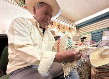 Don Crisanto tiene 80 años y sigue tejiendo sombreros de palma, tradicionales en las fiestas patrias