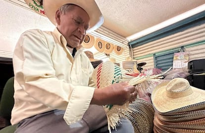 Don Crisanto tiene 80 años y sigue tejiendo sombreros de palma, tradicionales en las fiestas patrias