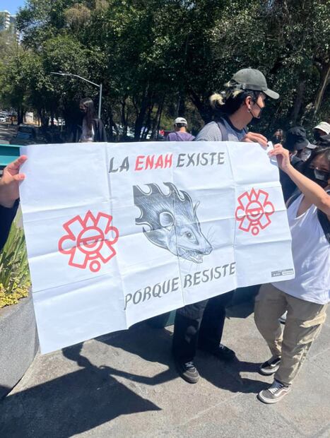 Estudiantes y trabajadores de la ENAH se manifestaron en el Museo Nacional de Antropología.
Foto: Museo Nacional de Antropología