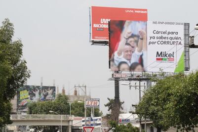 "Cárcel para ya sabes quién" advierte espectacular de Mikel en Tlalpan
