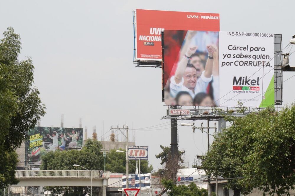 "Cárcel para ya sabes quién" advierte espectacular de Mikel en Tlalpan