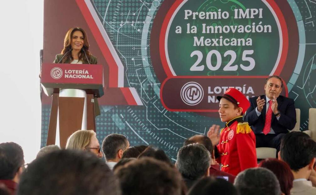 La Lotería Nacional junto con el IMPI develaron el billete del Sorteo Mayor. Foto: Especial.