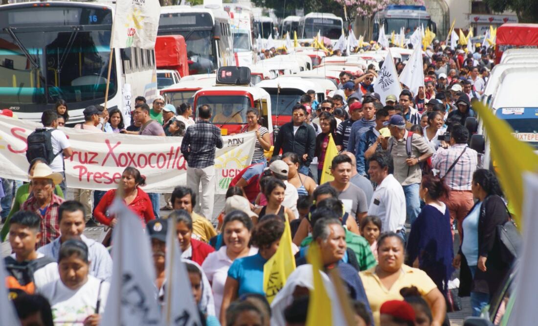 Los manifestantes comenzaron a congregarse a las 7:00 de la mañana para marchar hacia la Alameda de León, en donde llevaron a cabo un mitin para exigir al gobierno que resuelva las demandas de las comunidades (EDWIN HERNÁNDEZ. EL UNIVERSAL)