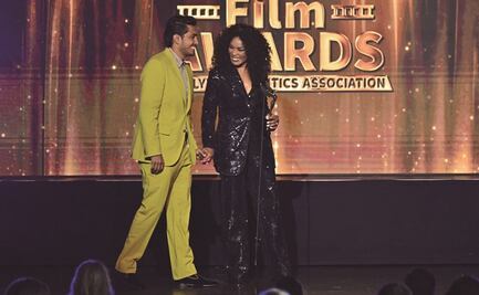 Tenoch rinde honor a Angela Bassett