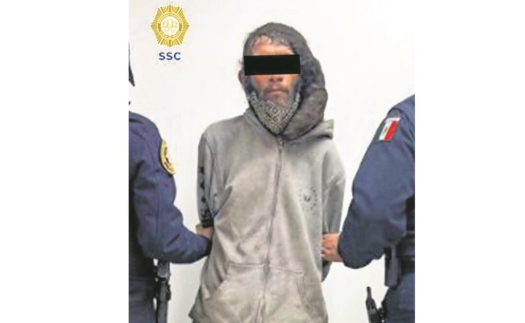 Autoridades capitalinas encontraron al hombre cuando pateaba el cuerpo de la mujer envuelto en una cobija. Foto: ESPECIAL