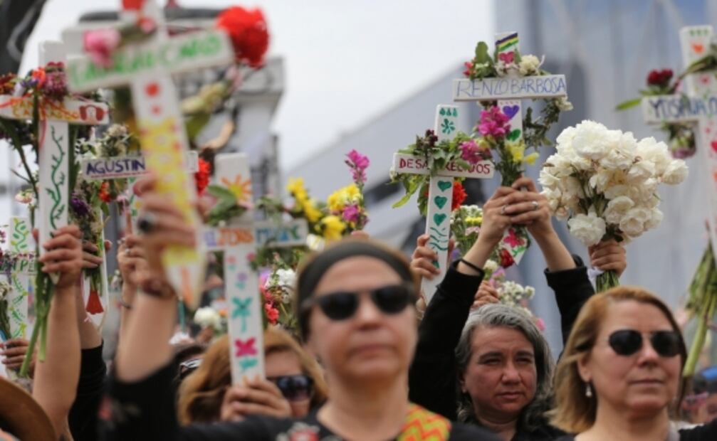 Mujeres vestidas de luto realizan manifestación silente en Chile