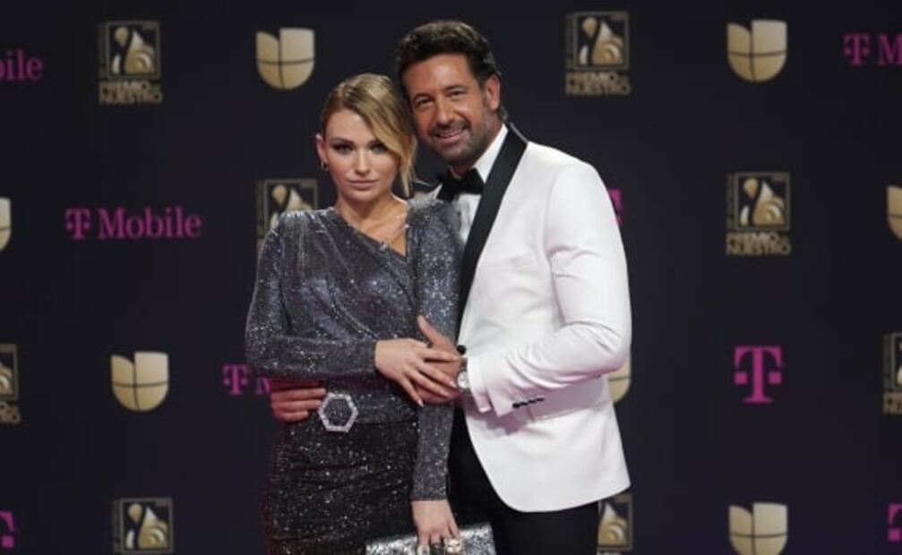 Vestidos largos y elegancia informal dominan la alfombra de Premio Lo Nuestro