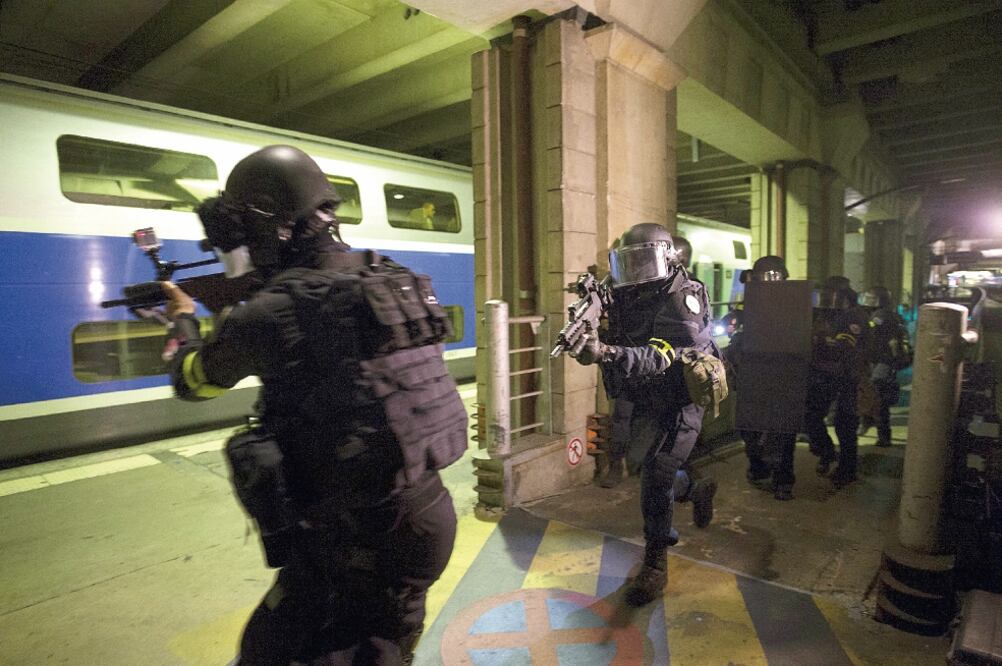 Miembros del Grupo de Intervención de la Gendarmería francesa, ayer durante un ejercicio de entrenamiento en caso de un ataque terrorista, en la estación París-Montparnasse (MIGUEL MEDINA. REUTERS)