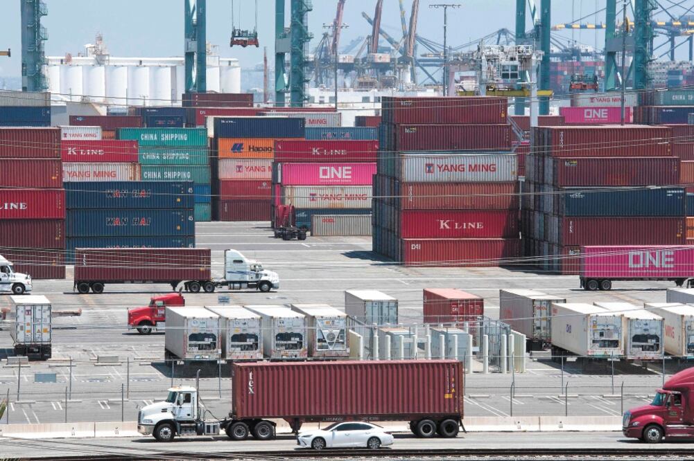 Contenedores provenientes de China y Asia son descargados en el puerto de Long Beach, California, ayer. Foto: MARK RALSTON. AFP