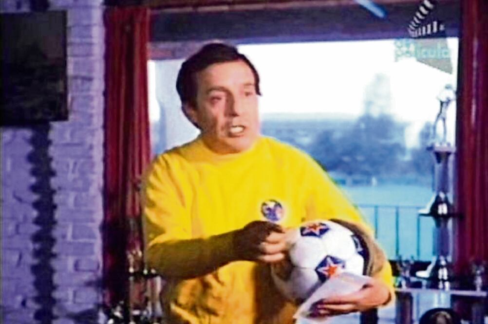 La película trata sobre un utilero honrado, quien fantasea con anotar goles en el inmueble más grande de México. (FOTO: CORTESÍA)