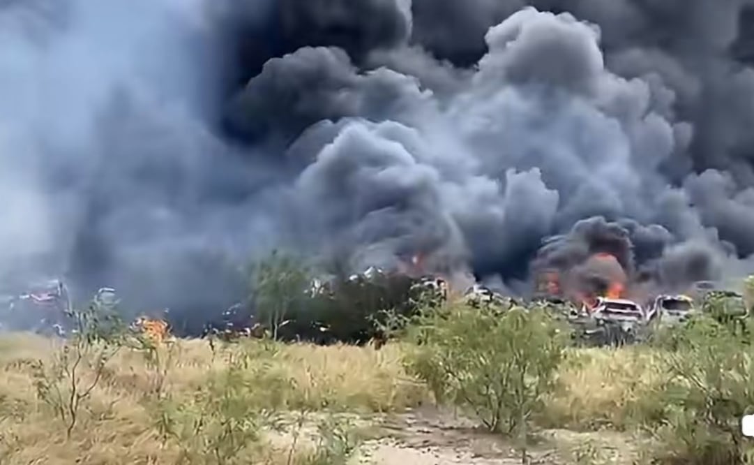 Incendio consume vehículos en corralón de Reynosa, Tamaulipas; fuego se propagó por fuertes vientos.
Foto: Especial.