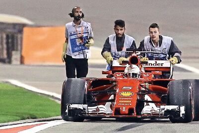 Vettel los deja atrás en ensayos  