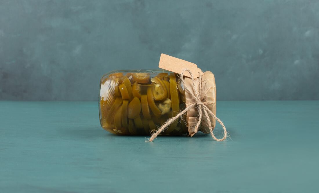 Una receta tradicional con cebolla mexicana, jalapeños y verduras en escabeche que une sabor, historia y nutrición en cada bocado. Foto: Freepik