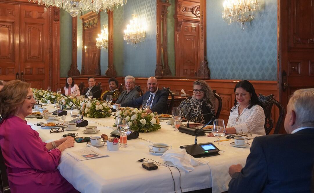 Lilly Téllez exhibe a Beatriz Gutiérrez Müller por su forma de sentarse. Foto: Gobierno de México