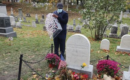 Tumba de sufragista Susan B. Anthony amanece llena de homenajes por victoria de Harris