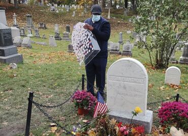 Tumba de sufragista Susan B. Anthony amanece llena de homenajes por victoria de Harris